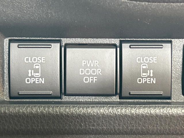 【両側パワースライドドア】スマートキーや運転席のスイッチで後席両側スライドドアの開閉が可能♪電動だから力を入れてドアを開ける必要が無く、小さなお子様でも簡単に開け閉めでき快適です♪