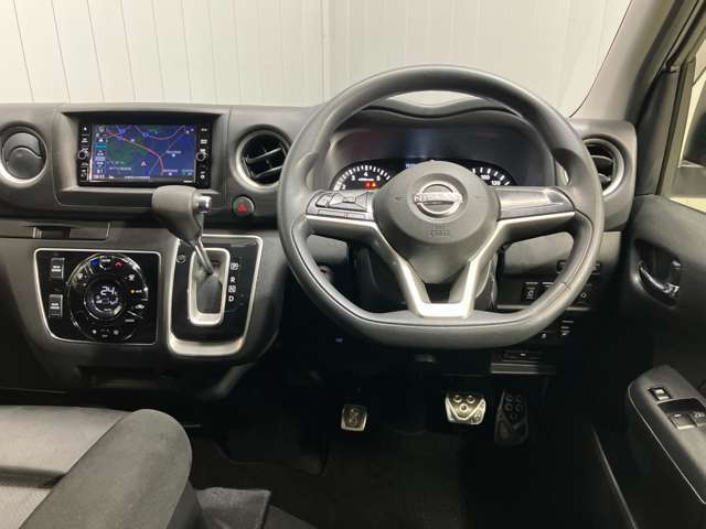 スッキリした運転席まわりでフロントガラスも大きく前方の視界が見やすいので運転しやすいです！