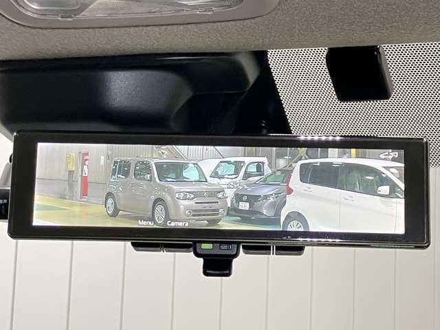 【インテリジェント ルームミラー】車両後方のカメラ映像をミラー面に映し出すので、車内の状況や天候などに影響されずいつでもクリアな後方視界が得られます！