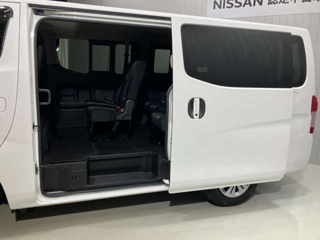 左側電動スライドドアで狭い場所でも荷物の積み下ろしがしやすいです！