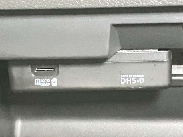 ドライブレコーダー本体ユニットはグローボックス上部にあります