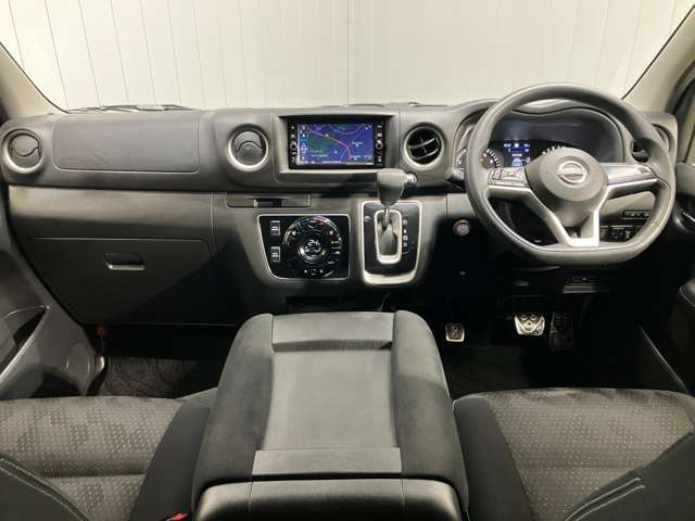 スッキリした運転席まわりでフロントガラスも大きく前方の視界が見やすいので運転しやすいです！