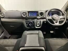 スッキリした運転席まわりでフロントガラスも大きく前方の視界が見やすいので運転しやすいです！