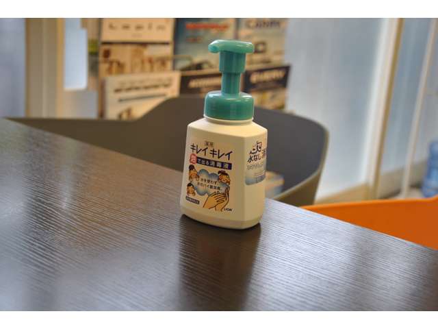 弊社では新型コロナウィルス発生以前から、店舗入口に手指消毒液を常備しております。また化粧室には使い捨て紙コップと共にうがい薬も常備しており、これは開店当初から行っている企業危機管理対策の一つです。