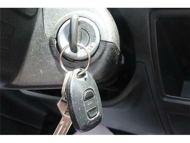 キーレス★ボタンを押すだけで鍵の開け閉めができます。ドアに鍵をさして回す動作がなく、楽に開けることができるので便利ですね！