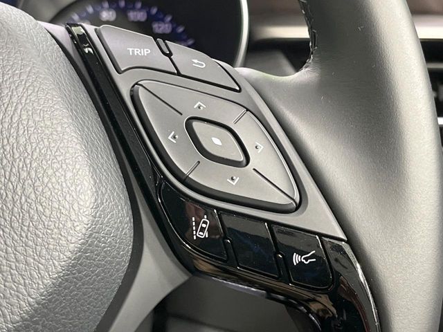 【トヨタセーフティセンス】走行中に前方の車両等を認識し、衝突しそうな時は警報とブレーキで衝突回避と被害軽減をアシスト。より安全にドライブをお楽しみいただけます。