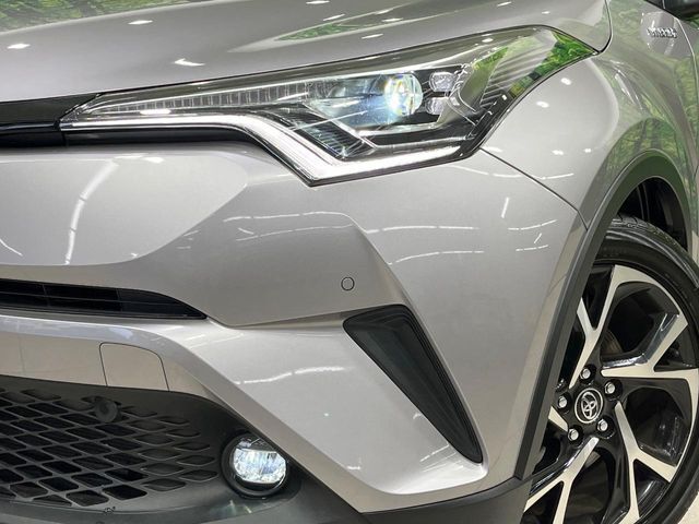 【LEDヘッドライト】悪天候や夜間走行時も良好な視界を確保し安心して運転できる高輝度LEDヘッドライトを装備！点灯速度が早く、消費電力も抑えられています。