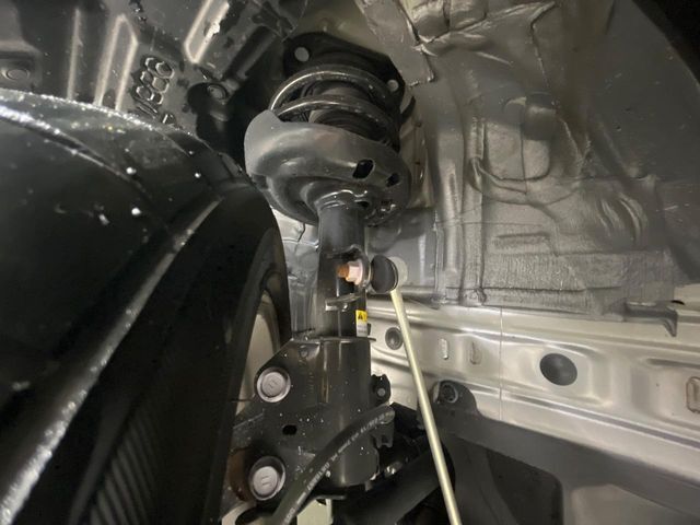 お車を安心してお乗りいただく為には、足回りの定期点検が欠かせません。サービスサポート（有償保証）では無料点検もご提供しており、安心のカーライフをお過ごしいただけるサポート体制が整っています。