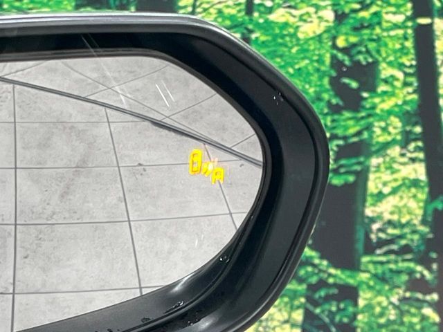 【ブラインドスポットモニター】走行中、ドアミラーの死角になりやすい箇所に後続車が接近するとサイドミラーのレンズに警告を表示！ドライバーに注意喚起をしてくれます。