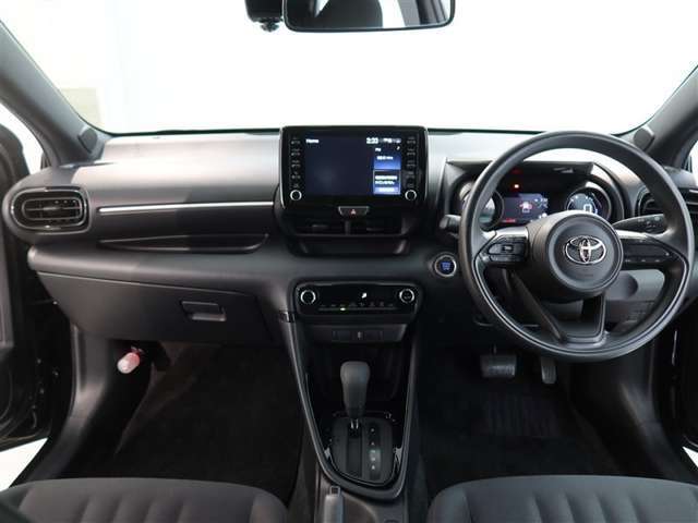 スタイリッシュなデザインのインパネ。各操作スイッチは使いやすい位置に配置されてます。