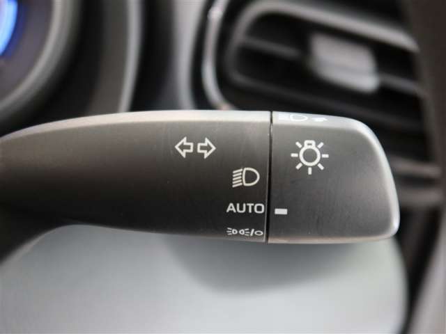 周囲が暗くなると自動でヘッドライトを点灯するオートライト機能付き。周囲が明るくなると自動で消灯します。