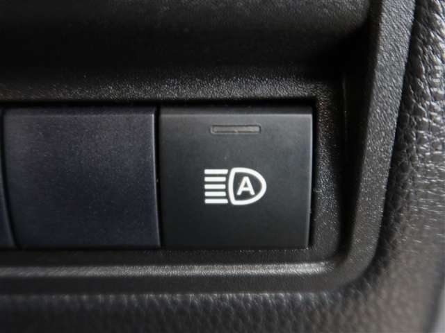 オートマチックハイビームとは、先行車や対向車のライトを認識し、ハイビームとロービームを自動で切り替える機能です。夜道の視界を確保します。詳細は販売店スタッフまでおたずねください。