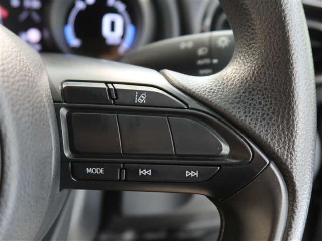 ステアリングスイッチ付き。前方から目を離すことなく操作することが可能です。
