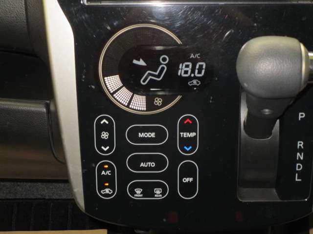 オートエアコンで快適温度を自動で保ってくれます！タッチパネルでネイルつけてても操作しやすいです