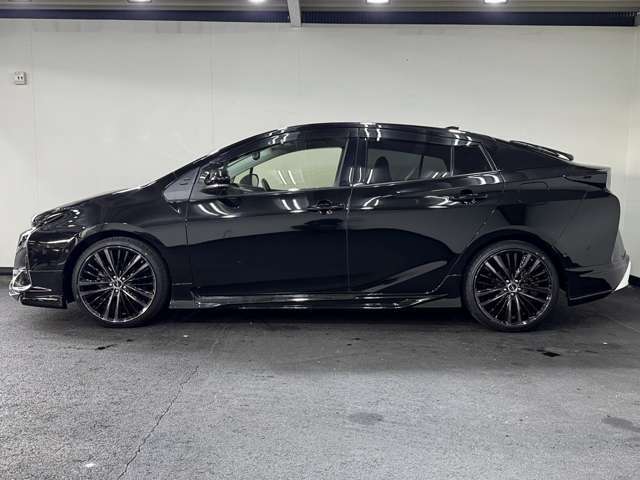 新品19インチホイールがブラックボディの車両の存在感を一段アップさせております。