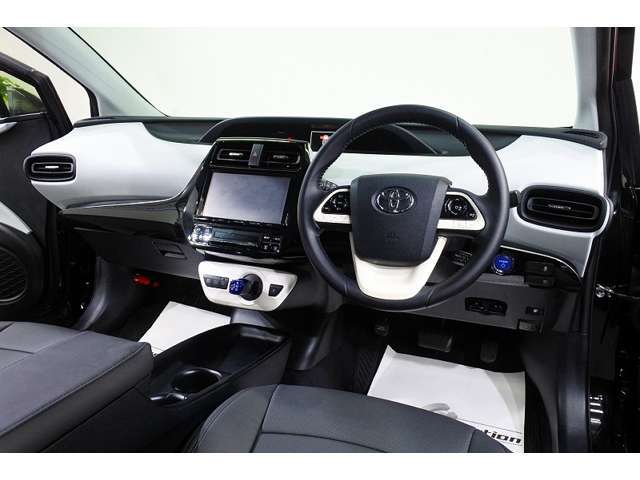 運転席はもちろん助手席から見ても広々としております。