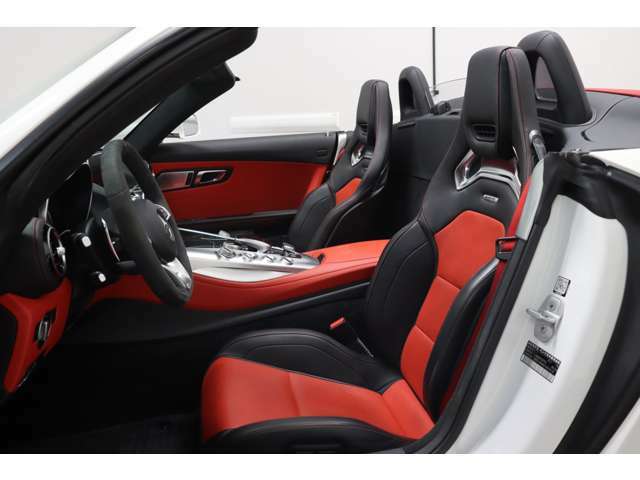 AMGパフォーマンスシートにもシートヒーター＆ネックベンチレーションを装備されていますのでオープン時も快適です。