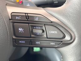 【レーダークルーズコントロール】高速道路での長距離走行が楽に！！自動で速度を保つクルーズコントロールが、衝突軽減システムと連携し、前方の車両を感知して車間を保つように速度調節してくれます！！