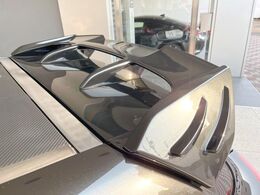 【大型リヤスポイラー】スポーツカーらしさがグッと引き立つ大型リヤスポイラーを装着♪高速走行時のスタビリティ（走行安定性）向上に役立ちます。