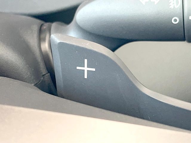 【パドルシフト】ハンドルから手を離さずに素早くシフトアップ＆ダウンができるので、エンジンブレーキを使う下り坂や高速道路の合流で加速したい場面で役立ちます。