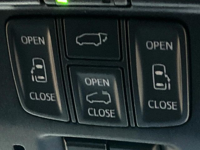【両側パワースライドドア】スマートキーや運転席のスイッチで後席両側スライドドアの開閉が可能♪電動だから力を入れてドアを開ける必要が無く、小さなお子様でも簡単に開け閉めでき快適です♪
