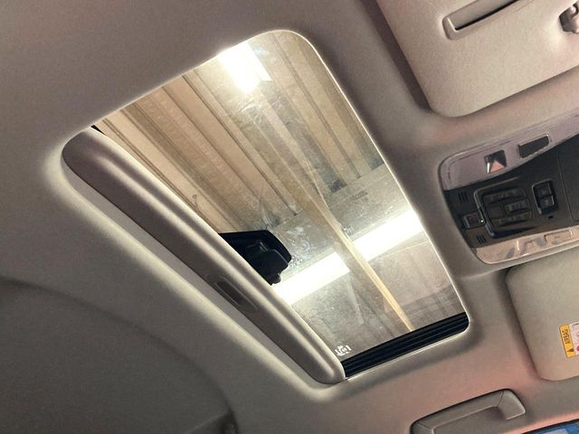 【サンルーフ】開放感たっぷりの希少装備、サンルーフが装着されています！車内に明かりを取り入れたり景色を楽しむ以外にも、車内の空気も簡単に換気できて快適です！