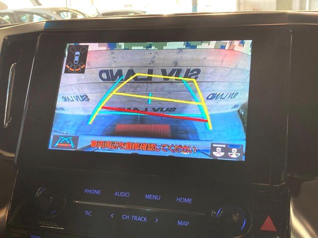 【バックカメラ】駐車時に後方がリアルタイム映像で確認できます。大型商業施設や立体駐車場での駐車時や、夜間のバック時に大活躍！運転スキルに関わらず、今や必須となった装備のひとつです！