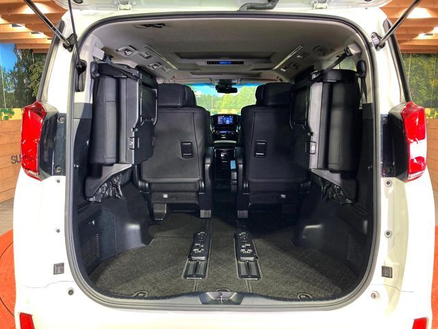 普段のお買い物や通勤、送迎等に十分な荷室スペースを確保しております。セカンドシートを倒すと、大きな荷物の積載も可能です♪