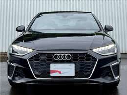 車両正面　シングルフレームグリルの中に輝くフォーリングス遠くからでもアウディ車だと見分けることができます。