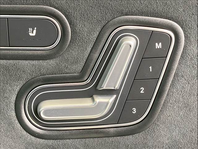 パワーシート装備でお好みのドライビングポジションに設定可能です。
