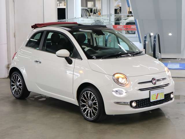 雨が降ってもゆったりと車選びができる全天候型立体展示場！エスカレーター完備！