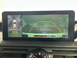 【パノラミックビューモニター】クルマを真上から見下ろした視点で駐車をサポートします！クルマの斜め後ろや真横など、いち早く障害物に気が付くことができます。