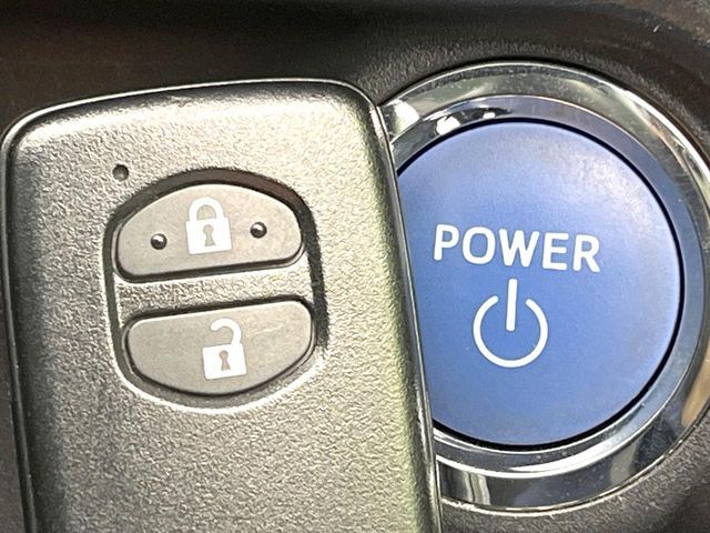 【スマートキー】カバンやポケットに入れたままでもドアの施錠・解錠が可能なスマートキーを装備。エンジンのオン・オフ時もカギを取り出す必要が無いからとっても便利です♪