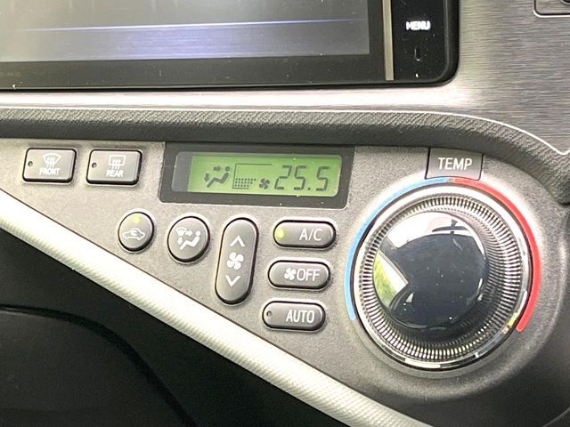 【オートエアコン】一度お好みの温度に設定すれば、車内の温度を検知し風量や温度を自動で調整。暑い…寒い…と何度もスイッチ操作をする必要はありません。快適な車内空間には必須の機能ですね♪