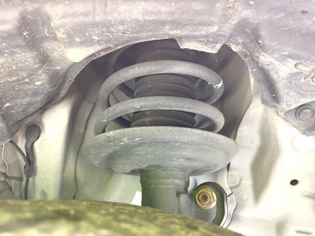 お車を安心してお乗りいただく為には、足回りの定期点検が欠かせません。サービスサポート（有償保証）では無料点検もご提供しており、安心のカーライフをお過ごしいただけるサポート体制が整っています。