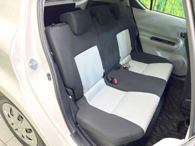 後部座席も気になるようなキズ・汚れやへたり等、大きなダメージはなく、良好な状態です。