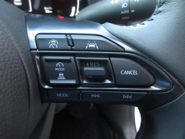 見た目も握り心地も豪華な革巻ステアリングも装備！ナビに連動したオーディオスイッチや高速走行時に役立つレーダークルコンも装備しています！