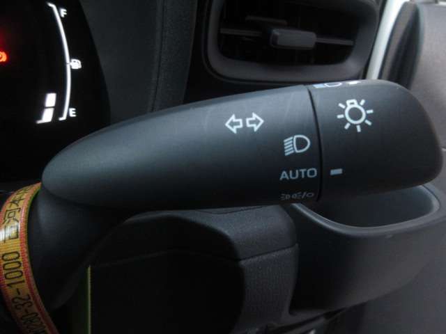 夜間やトンネルが多いところでのドライブ時に重宝するオートライト機能！外の明るさを感知して自動でライト点灯してくれます！