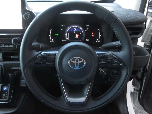 見た目も握り心地も豪華な革巻ステアリングも装備！ナビに連動したオーディオスイッチや高速走行時に役立つレーダークルコンも装備しています！