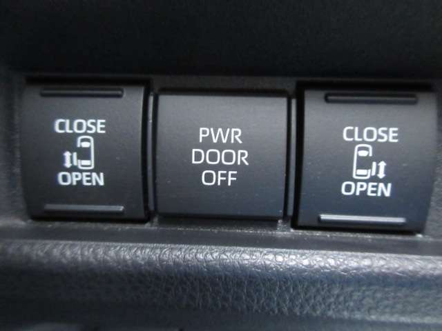 人気の両側パワースライドドアですので、乗り降りも楽々です♪