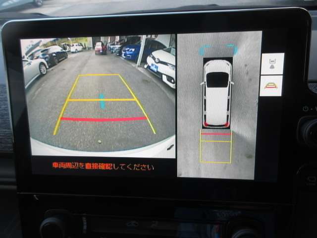 お車を上から見下ろしたような視点で駐車できる便利なパノラミックビューモニターも装備しています！
