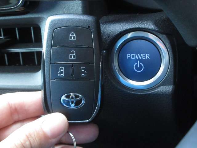 今流行でとても便利なスマートキーも装備！エンジン始動もキー開閉もキーフリーで行えて便利ですよ！