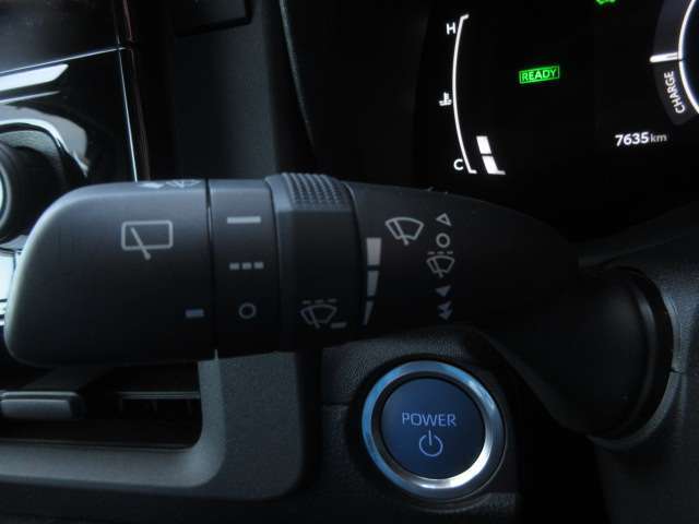 ご納車後も安心なプレミアム保証をご提案いたします。ナビや電装品、エアコンなども含めた600項目の充実した保証内容と安心のロードサービス付帯でサポートいたします。詳細はお尋ねください。