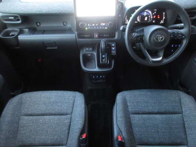 ご納車後も安心なプレミアム保証をご提案いたします。ナビや電装品、エアコンなども含めた600項目の充実した保証内容と安心のロードサービス付帯でサポートいたします。詳細はお尋ねください。