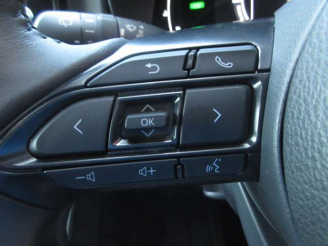 見た目も握り心地も豪華な革巻ステアリングも装備！ナビに連動したオーディオスイッチや高速走行時に役立つレーダークルコンも装備しています！