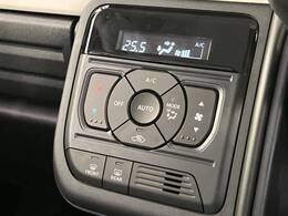 【オートエアコン】一度お好みの温度に設定すれば、車内の温度を検知し風量や温度を自動で調整。暑い…寒い…と何度もスイッチ操作をする必要はありません。快適な車内空間には必須の機能ですね♪