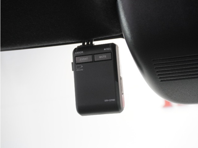 ◆ドライブレコーダー◆映像・音声などを記録する自動車用の装置です。　もしもの事故の際の記録はもちろん、旅行の際の思い出としてドライブの映像を楽しむことができます。