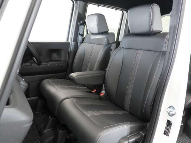 運転席と助手席は足元が繋がっているので自由に行き来しやすいので駐車場が狭いときでも助手席側からスムーズに乗り降りできて便利！