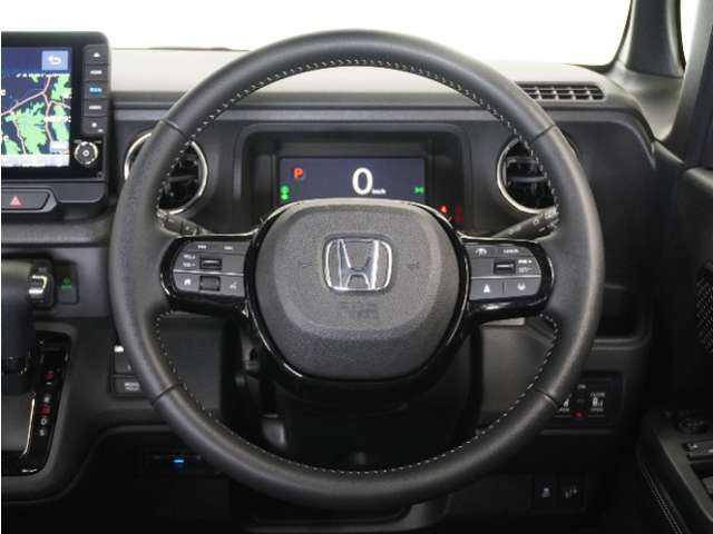 【Honda SENSING】 カメラ等装置で精度の高い検知能力を発揮、安全運転を支援します。ステアリング上のコントローラーに注目！