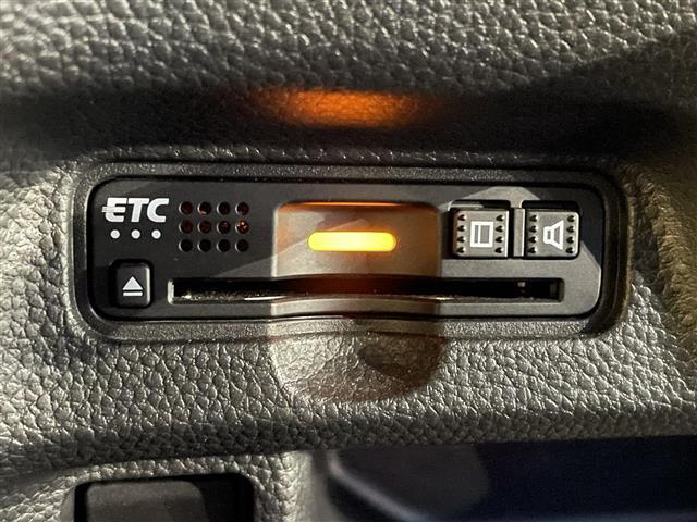 【ETC】有料道路を利用する際に料金所で停止することなく通過できる、ETC車載器（ノンストップ自動料金収受システム機器）が装備されています。セットアップを行うことで利用可能になります。